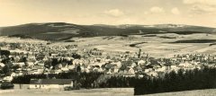 historická pohlednice - kostel vlevo v kroužku
