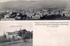 historické foto města s kostelem (při levém okraji horní fotografie)