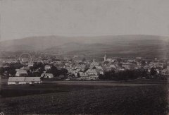 historické foto města s kostelem (vlevo, v kroužku)