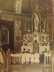 historické foto interiéru kostela - oltář