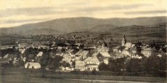 historické foto města s kostelem (vlevo, v kroužku)
