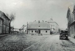 historické foto kostela (věž v pozadí)