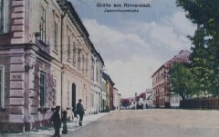 pohled ulicí ke kostelu
