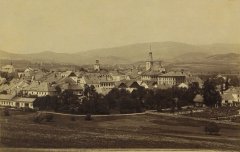 historické foto kostela (zcela vlevo)