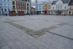 vyznačený půdorys kaple na náměstí - pohled zezadu zleva
