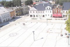 vyznačený půdorys kaple na náměstí (vpravo)