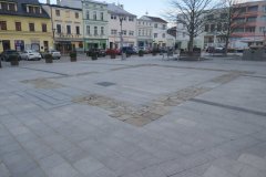 vyznačený půdorys kaple na náměstí - pohled zepředu zprava