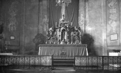 historické foto interiéru kostela - hlavní oltář
