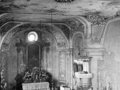 historické foto interiéru kostela - presbytář