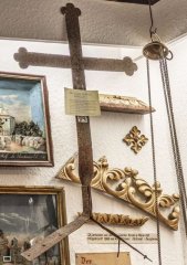 kříž ze sanktusníku kaple nalezený v roce 1990 poblíž zničené kaple