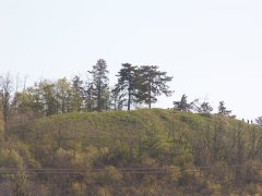 vrch s troskami kaple
