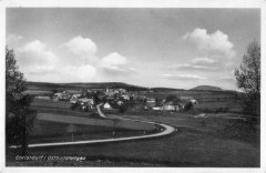 dobová pohlednice vsi s kostelem