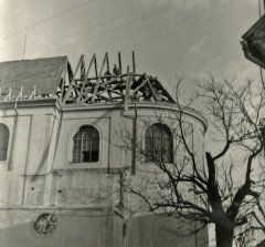 rozebírání střechy nad presbytářem