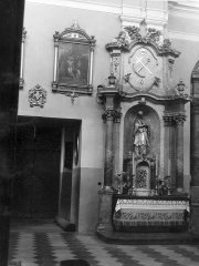 historické foto interiéru původního kostela - boční oltář sv. Jana Nepomuckého