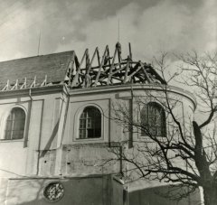 rozebírání střechy nad presbytářem