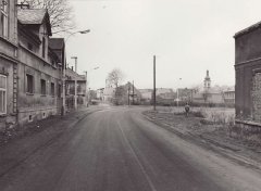 pohled ulicí ke kostelu