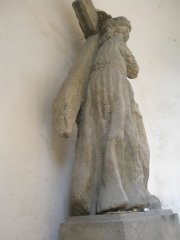 původní socha Spasitele nesoucího kříž, umístěná roku 1912 před presbytář katedrály v Českých Budějovicích