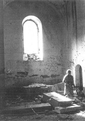 oltář  zpustošeného kostela