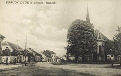 historická pohlednice obce s kaplí