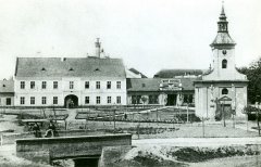 náměstí s kaplí