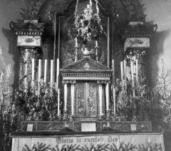 historické foto interiéru kostela - hlavní oltář
