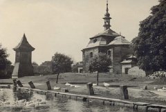 starší foto kostela a zvonice
