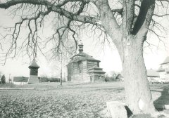 starší foto kostela a zvonice (vlevo)