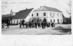 kostel na dobové pohlednici (vlevo nahoře)