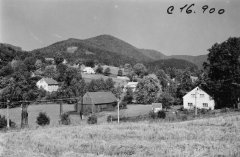 celkový pohled na ves s kaplí (mezi budovami v popředí)