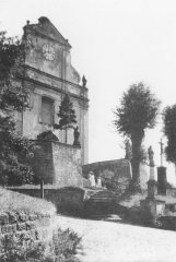 průčelí kostela s družičkami