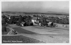 dobová pohlednice vsi s kostelem