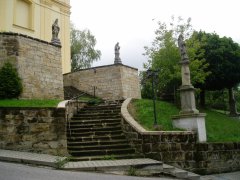 schodiště se sochami světců