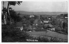 dobová pohlednice vsi s kostelem