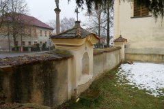 zastavení křížové cesty zepředu zleva