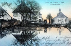 starší pohlednice vsi s kostelem (vpravo)