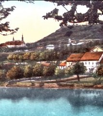 starší foto části města s kostelem