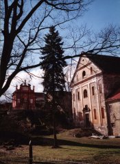 pohled na kapli a klášterní kostel