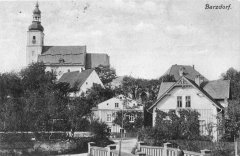 dobová pohlednice vsi s kostelem