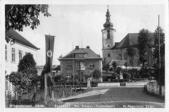 dobová pohlednice vsi s kostelem