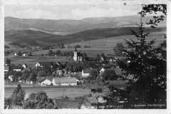 dobová pohlednice vsi s kostelem