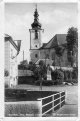 dobová pohlednice vsi s kostelem