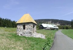 pohled zepředu zleva - kaple před opravou