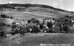 dobová pohlednice vsi s kaplí (vpravo od středu)