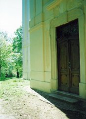 kostel po opravě - vchod