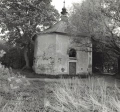 chátrající kaple