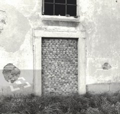 zazděný vchod do kaple