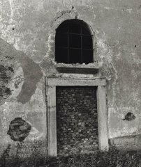 zazděný vchod do kaple
