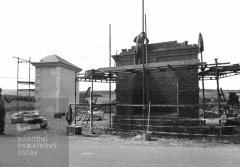 oprava kaple (vpravo)