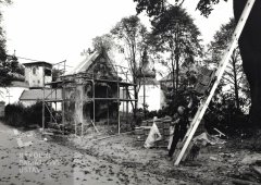 celkový pohled na poutní areál s opravovanou kaplí v popředí