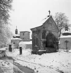 celkový pohled na poutní areál s kapličkou v popředí